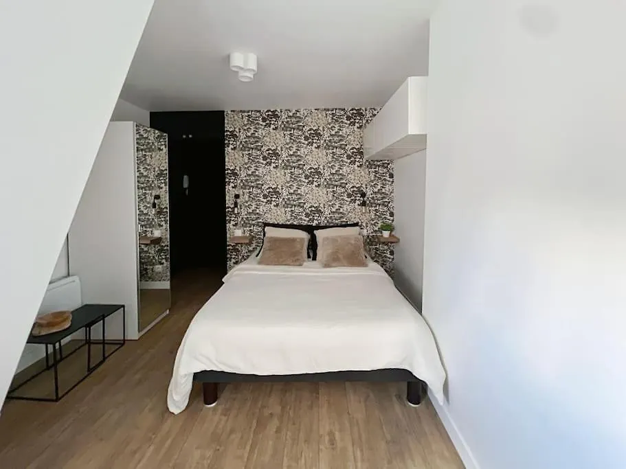 Fully Renovated For 2 Apartment *